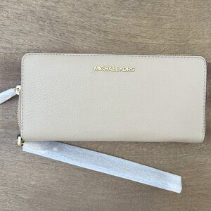 Michael Kors Jet Set Large Continental Wallet NWT (Bundle 2+ items for 20% off)